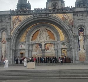 An der Kathedrale von Lourdes