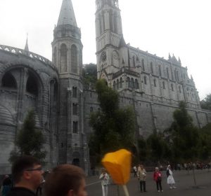 Die Kathedrale über der Grotte von Lourdes