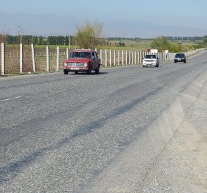 Grenzwertige Fahrt am Zaun zu Usbekistan